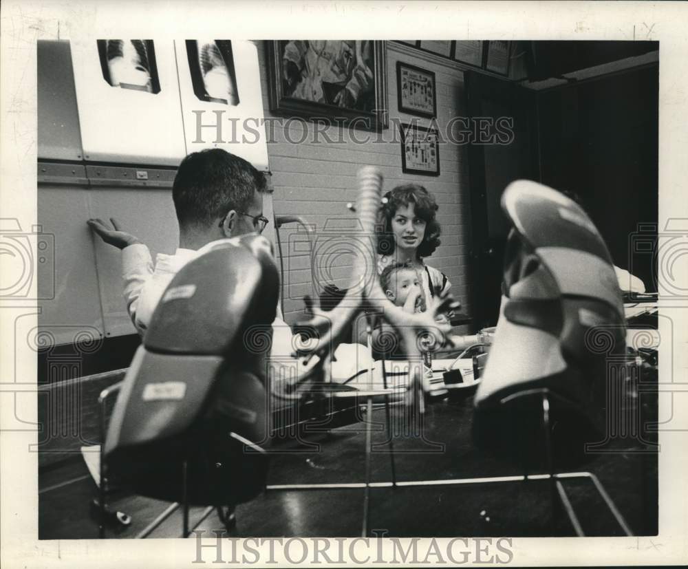 1963 Press Photo Doctor W.W. Waring confers with Mrs. J.W. Rohner and son