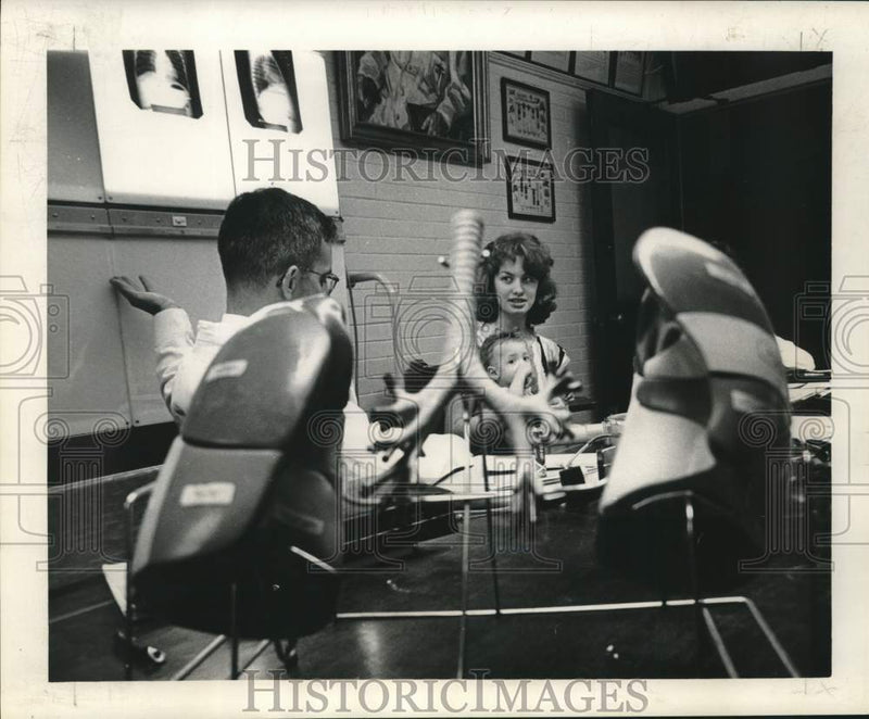 Load image into Gallery viewer, 1963 Press Photo Doctor W.W. Waring confers with Mrs. J.W. Rohner and son
