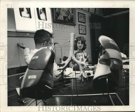 1963 Press Photo Doctor W.W. Waring confers with Mrs. J.W. Rohner and son