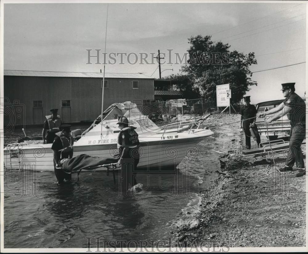 1969 Press Photo Members of New Orleans Fire Department carry stretcher to shore