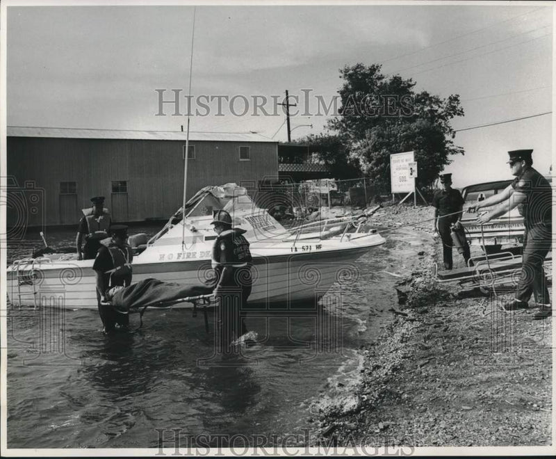 Load image into Gallery viewer, 1969 Press Photo Members of New Orleans Fire Department carry stretcher to shore
