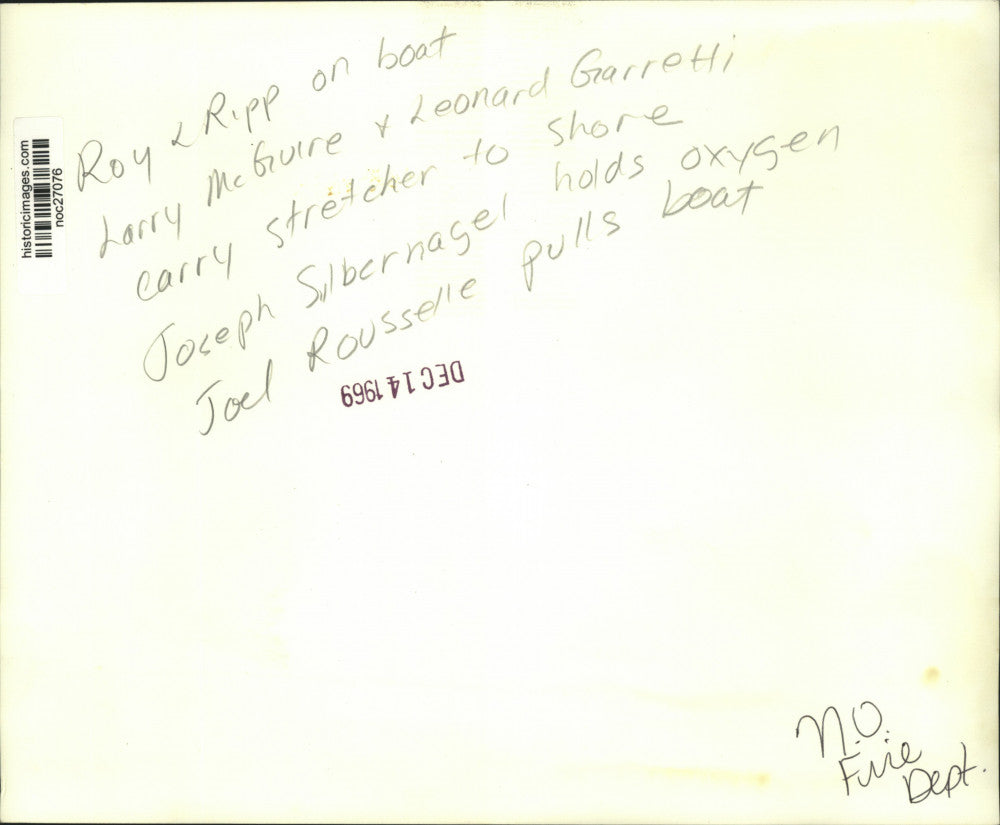 1969 Press Photo Members of New Orleans Fire Department carry stretcher to shore