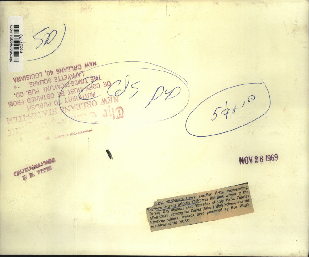 1969 Press Photo New Orleans Athletic Club Turkey Day winners awarded trophies.