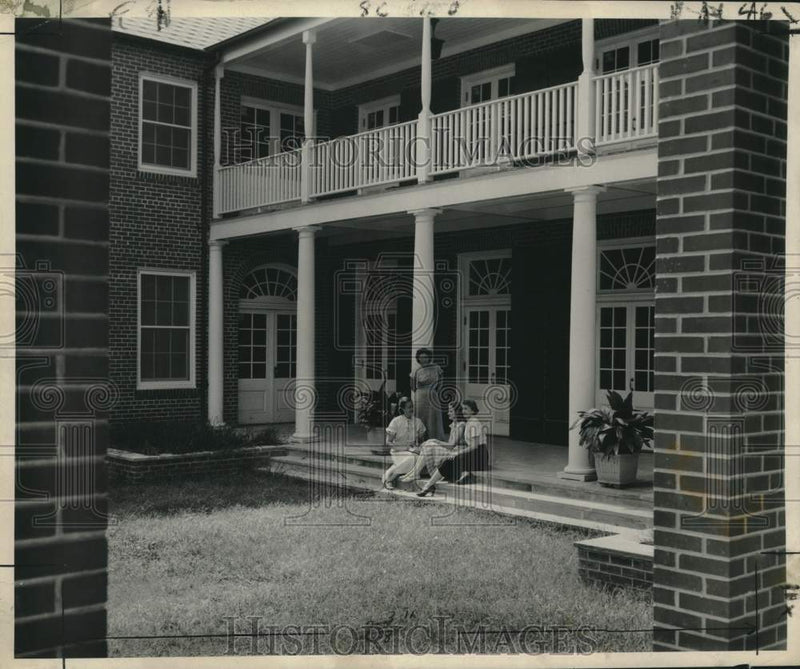 Load image into Gallery viewer, 1953 Press Photo Library patio at New Orleans Baptist Theological Seminary
