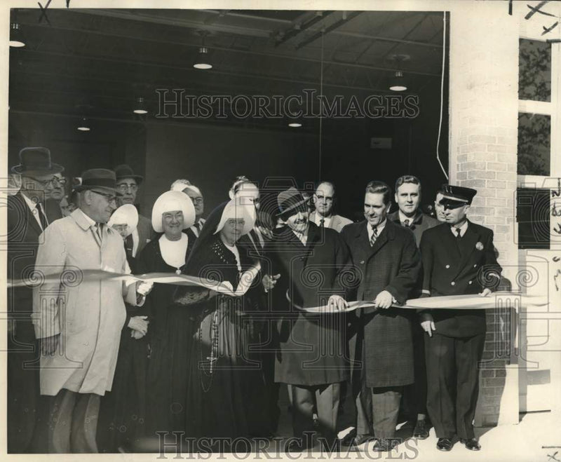 Load image into Gallery viewer, 1965 Press Photo Sisters of Our Lady of Holy Cross Convent join ribbon-cutting.
