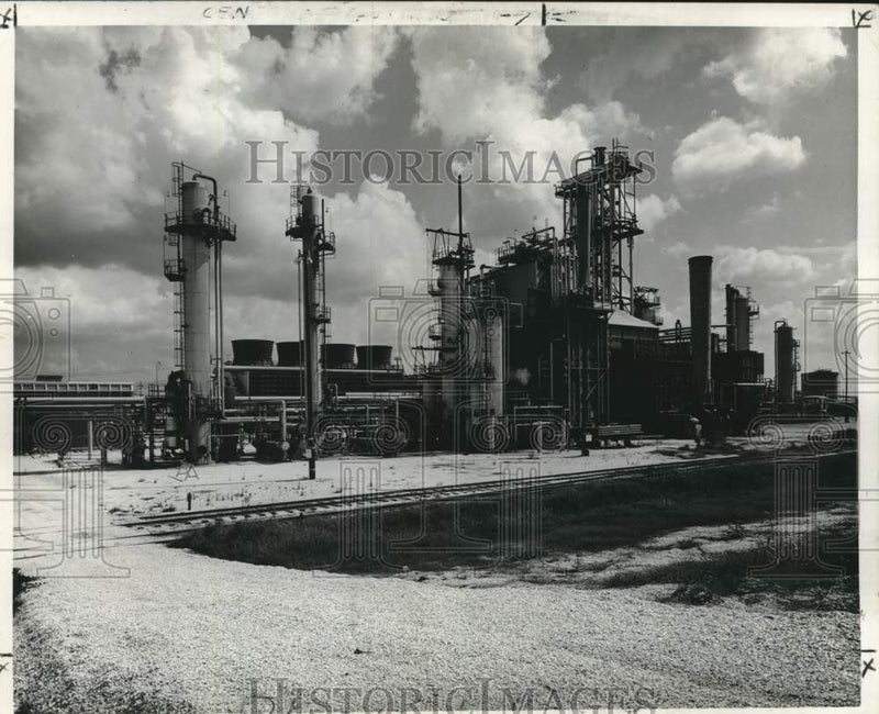 Load image into Gallery viewer, 1969 Press Photo Air Products &amp; Chemicals Inc., New Orleans East plant
