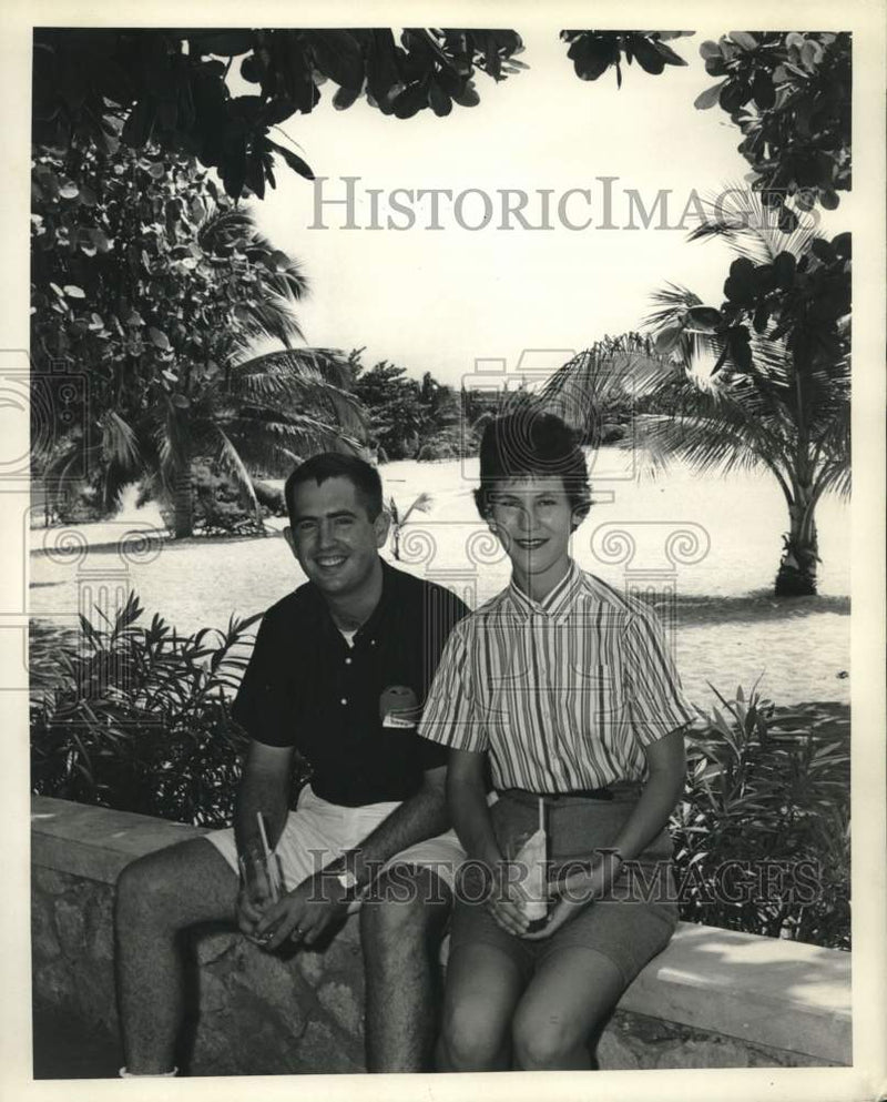 Load image into Gallery viewer, 1959 Press Photo Mr. and Mr. Kent Russell, New Orleans residents in Montego Bay
