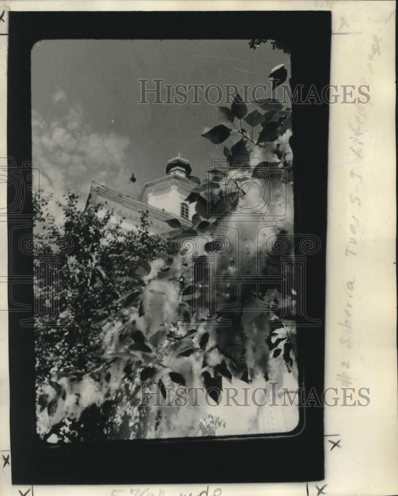 1977 Press Photo Poplar blossoms in Irkutsk at Russian Orthodox Znaminsky Church