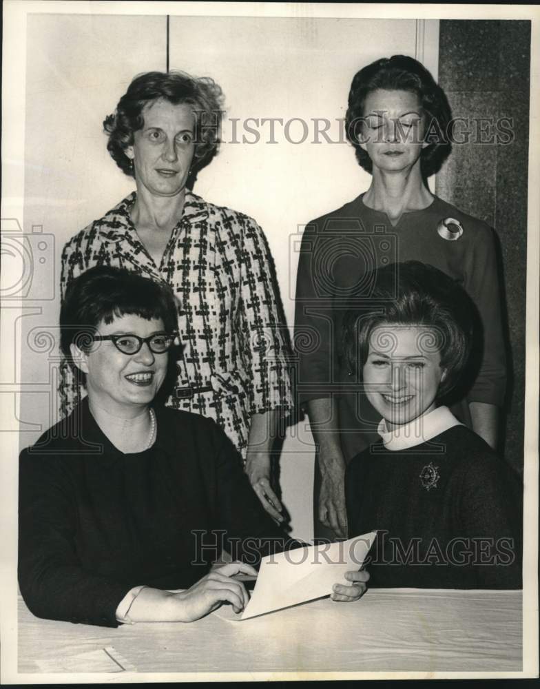 Load image into Gallery viewer, 1966 Press Photo Arlene Rogers and other officers of New Orleans Desk &amp; Derrick
