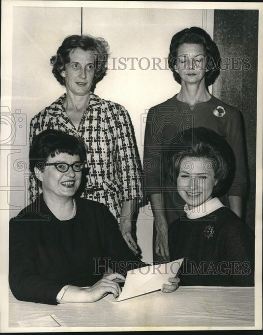 1966 Press Photo Arlene Rogers and other officers of New Orleans Desk & Derrick