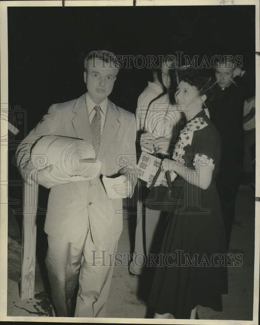 1952 Press Photo John Patne holding list of 15,000 names with Virginia Ziegler