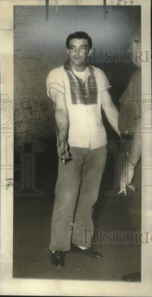 1958 Press Photo John Pontiff approaches the police after ransacking a car