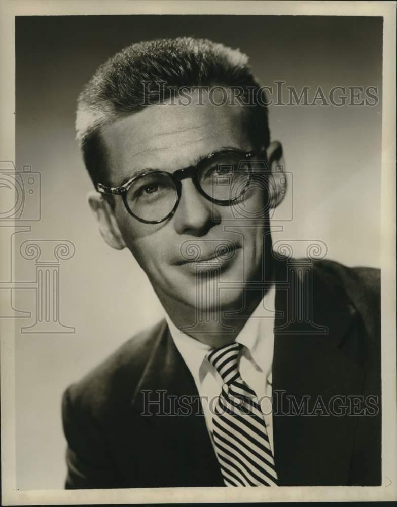Load image into Gallery viewer, 1952 Press Photo CBS News Division president Richard Salant - noc27836
