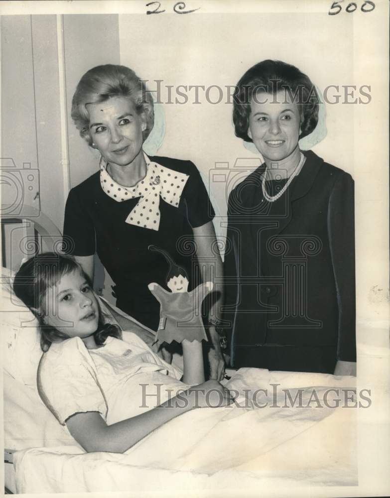 Load image into Gallery viewer, 1968 Press Photo Ladies Auxiliary members give doll to hospital patient
