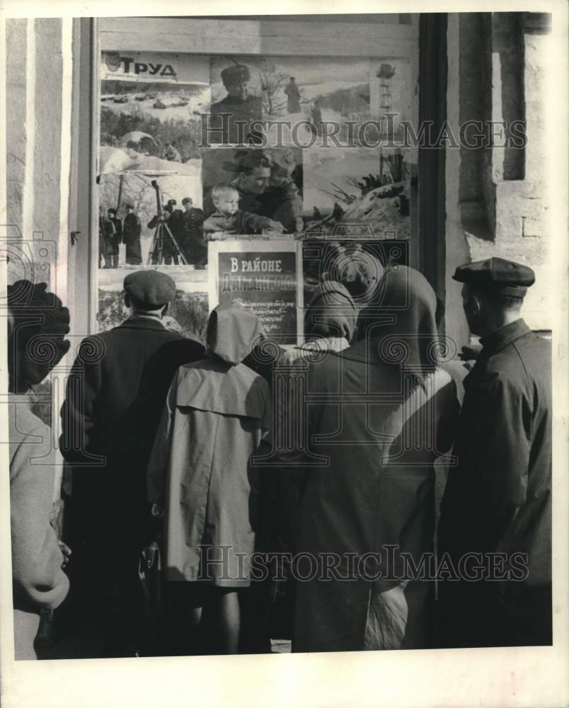 1969 Press Photo Crowds See Posters in Window, Khabarovsk Building, New Orleans