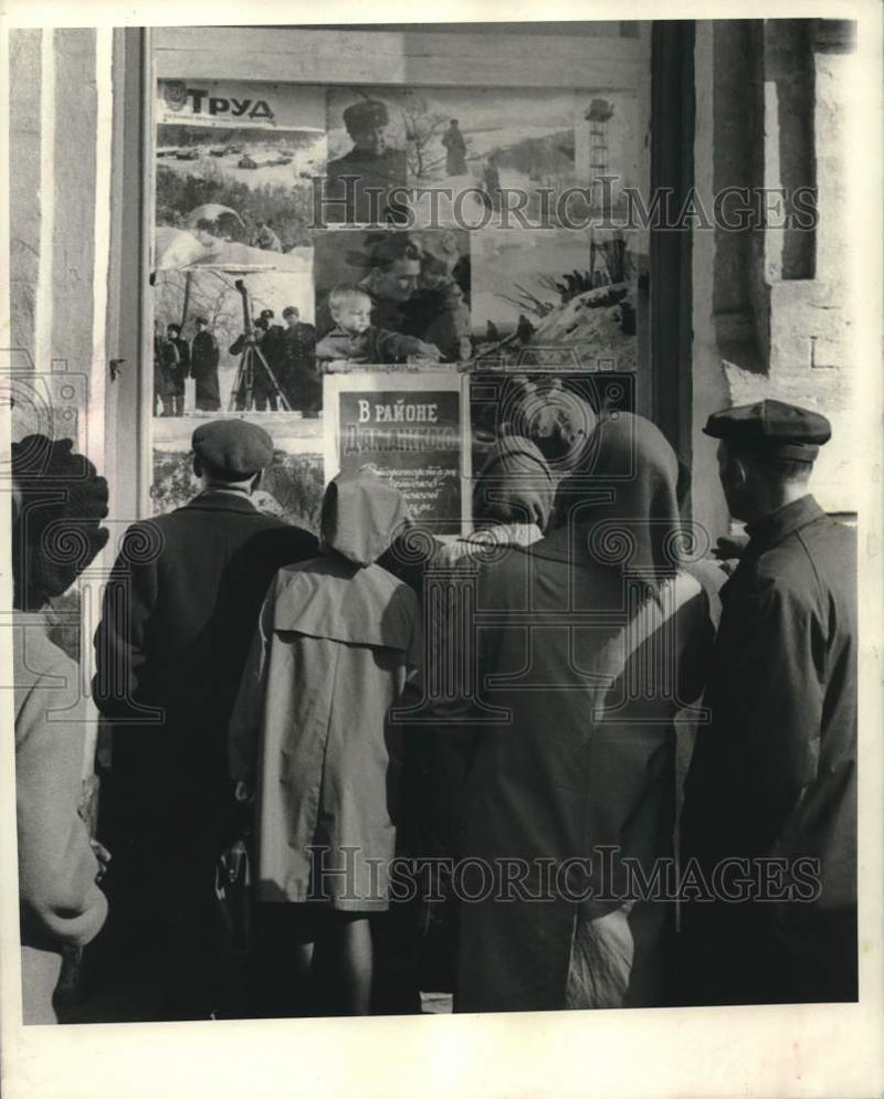 Load image into Gallery viewer, 1969 Press Photo Crowds See Posters in Window, Khabarovsk Building, New Orleans
