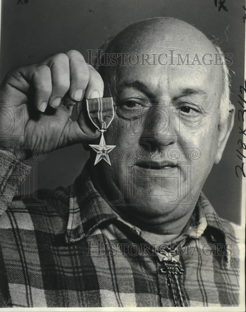 1977 Press Photo 55-year-old retiree Cecil J. Sagona holds the Army medal