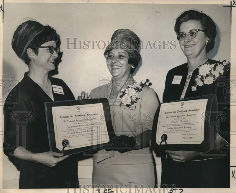 Load image into Gallery viewer, 1965 Press Photo Arlene Rogers and official presents secretary award to Hepburn
