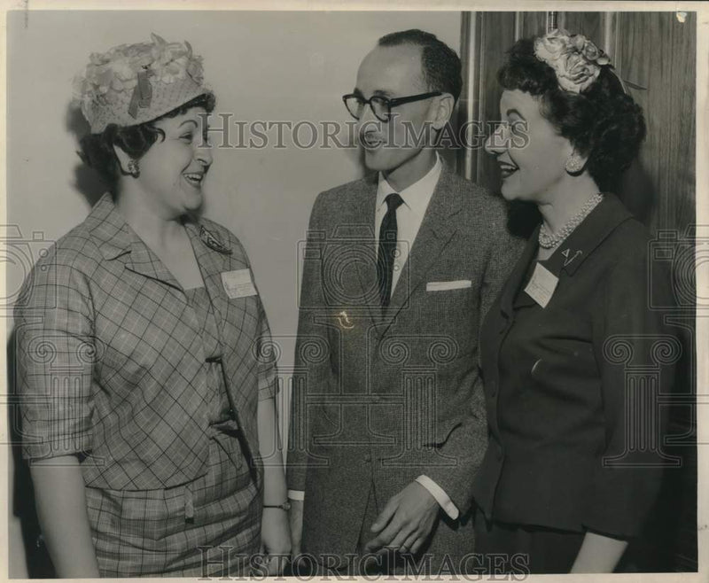 Load image into Gallery viewer, 1961 Press Photo National Association of Insurance Women members at Monteleone
