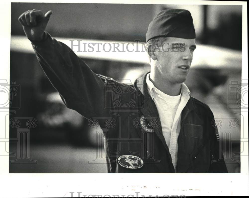 1987 Press Photo John T. Russell signals Dixon Laiche at Hammond Airport- Historic Images