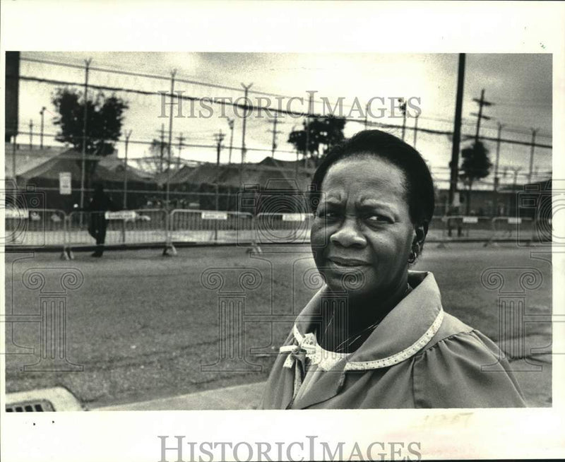 Load image into Gallery viewer, 1988 Press Photo Lois Rush lives across street from Orleans Parish tent city.
