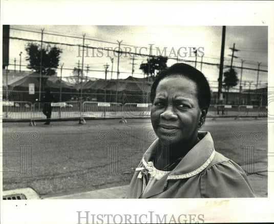 1988 Press Photo Lois Rush lives across street from Orleans Parish tent city.