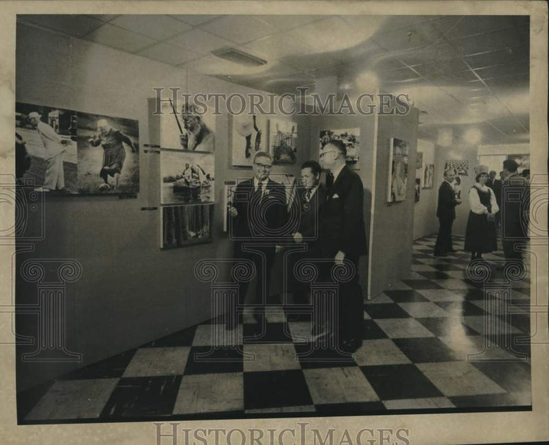 Load image into Gallery viewer, 1970 Press Photo Russian Photo Exhibit patrons at the Municipal Auditorium
