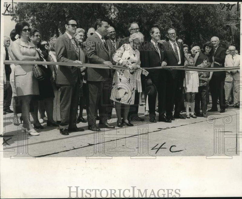 Load image into Gallery viewer, 1971 Press Photo Mrs. Zoe Reuther cuts the ribbon opening section of Highway 23.
