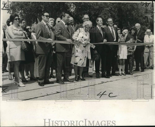 1971 Press Photo Mrs. Zoe Reuther cuts the ribbon opening section of Highway 23.