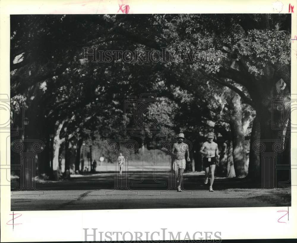 1990 Press Photo Richard Schick &amp; Carl Barshinger run in the City Park- Historic Images