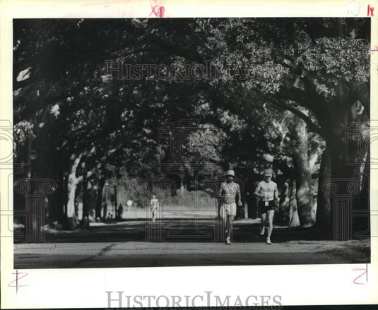 1990 Press Photo Richard Schick & Carl Barshinger run in the City Park- Historic Images