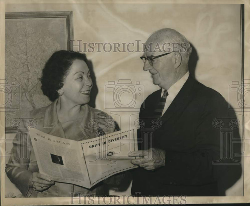 Load image into Gallery viewer, 1965 Press Photo Hosebroock and James Rule of ASCAP read pamphlet - noc28285
