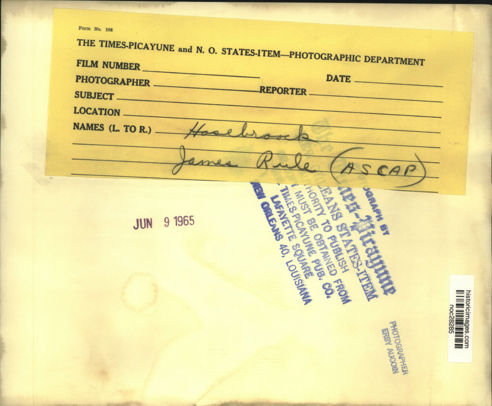 1965 Press Photo Hosebroock and James Rule of ASCAP read pamphlet - noc28285