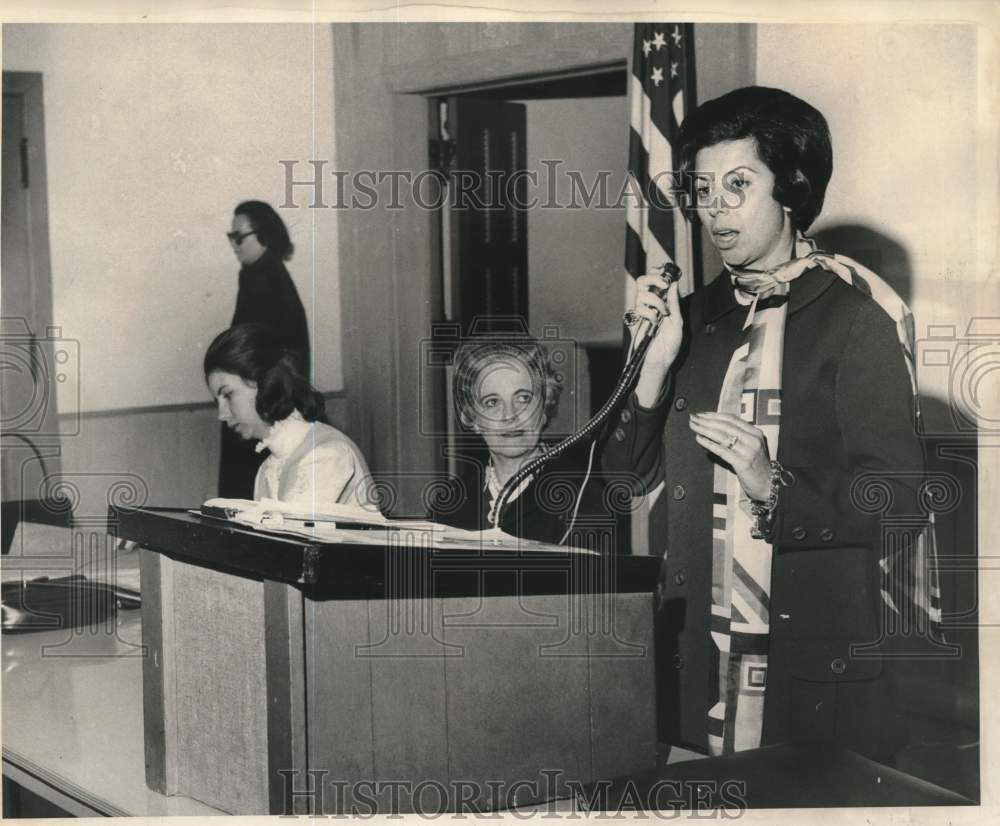 1969 Press Photo Presenters at Chamber of Commerce Ladies Auxiliary Meeting