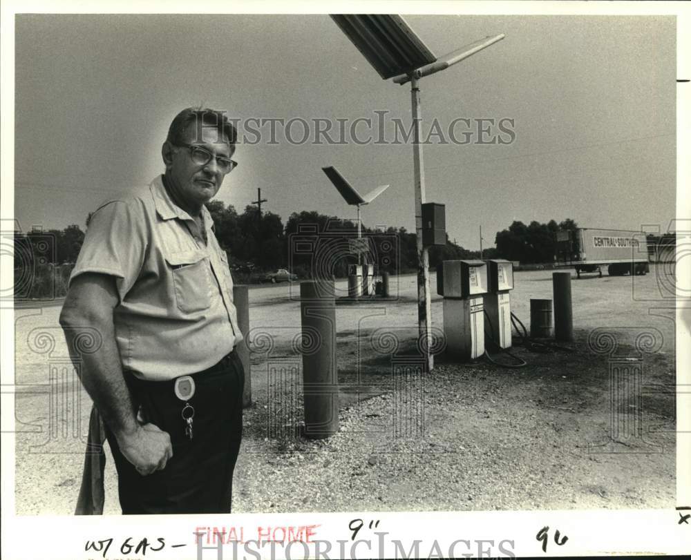 1979 Press Photo Phil Sagona stands at his deserted Power Junction Truck Stop- Historic Images