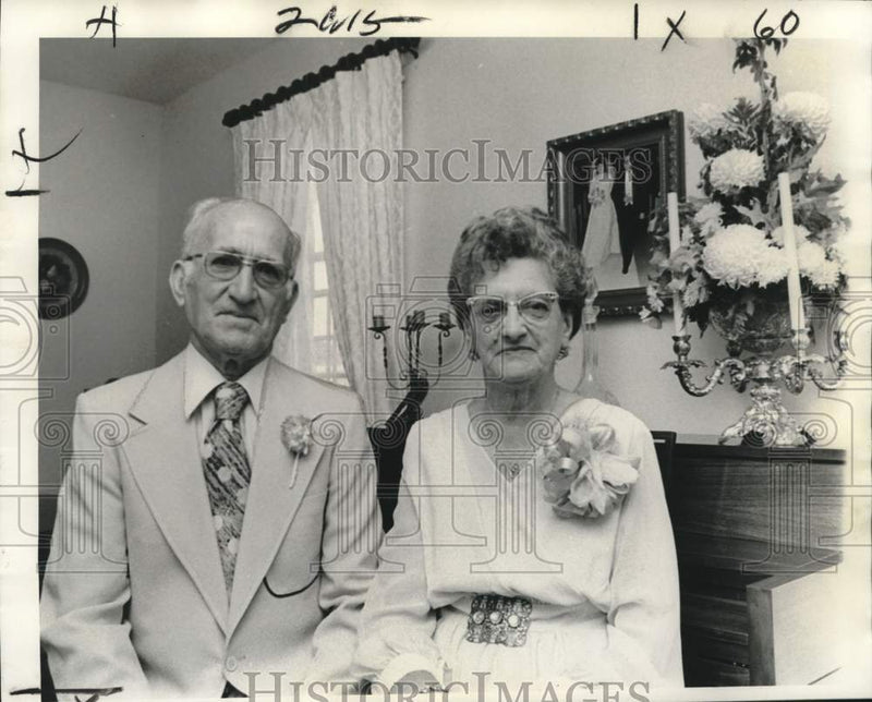 Load image into Gallery viewer, 1975 Press Photo Mr. and Mrs. Frank Sagona celebrate 50th wedding anniversary
