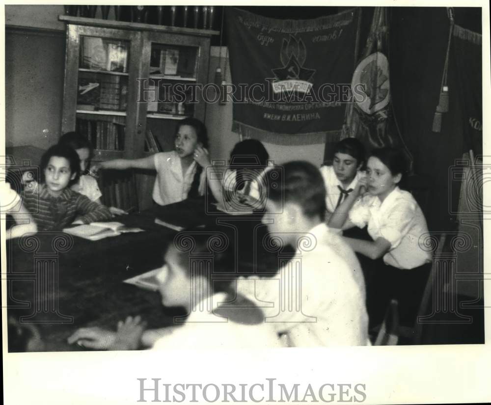 1970 Press Photo Soviet Pioneers discuss transgression of class commanders.