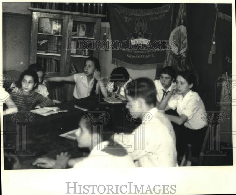 Load image into Gallery viewer, 1970 Press Photo Soviet Pioneers discuss transgression of class commanders.

