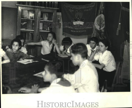 1970 Press Photo Soviet Pioneers discuss transgression of class commanders.