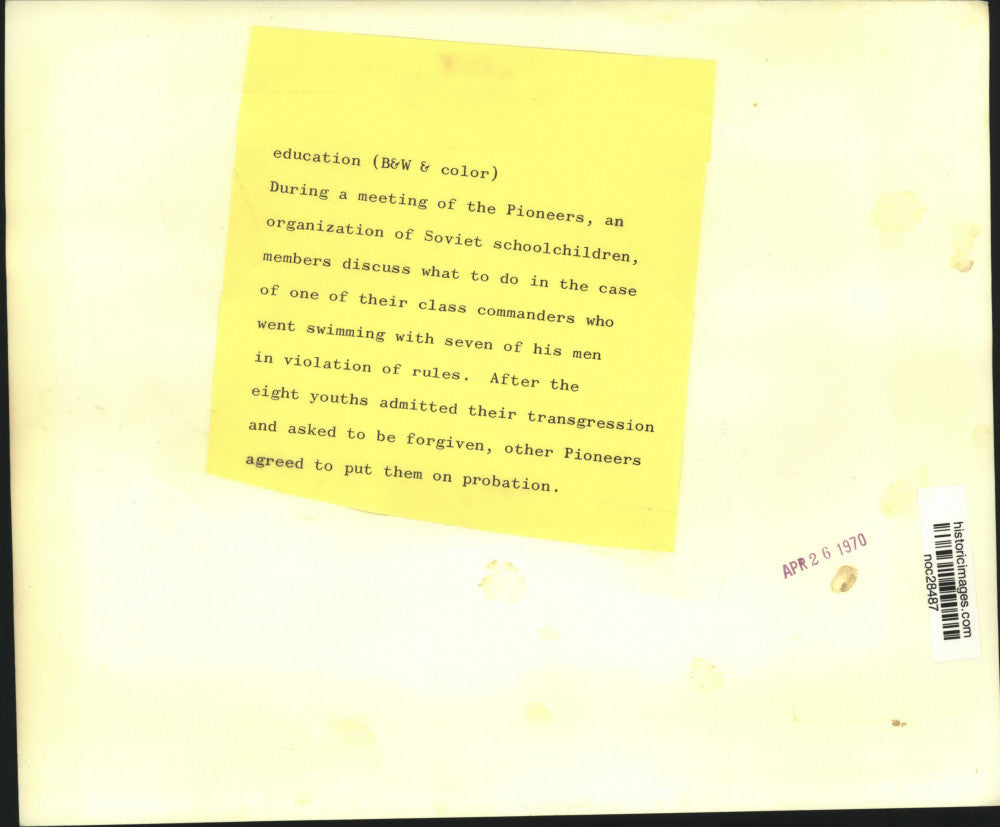 1970 Press Photo Soviet Pioneers discuss transgression of class commanders.