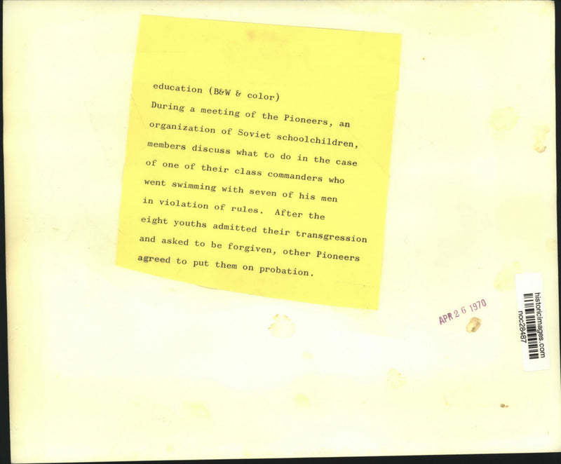 Load image into Gallery viewer, 1970 Press Photo Soviet Pioneers discuss transgression of class commanders.
