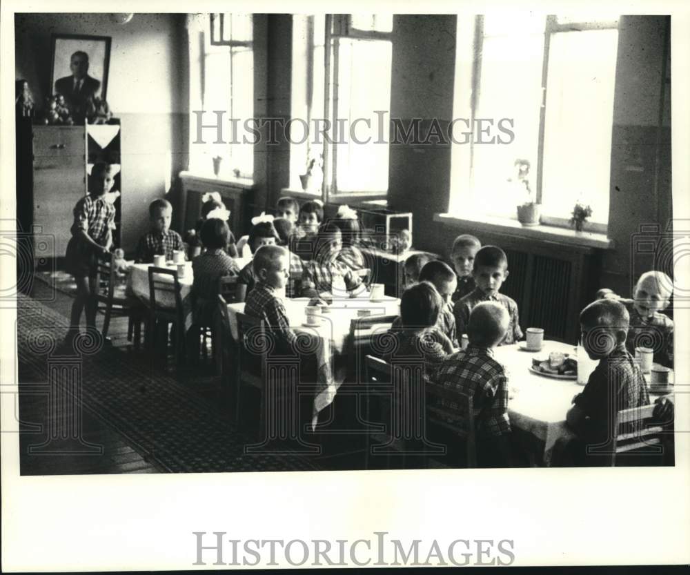 1970 Press Photo Russian Schoolchildren seated at tables for lunch during school