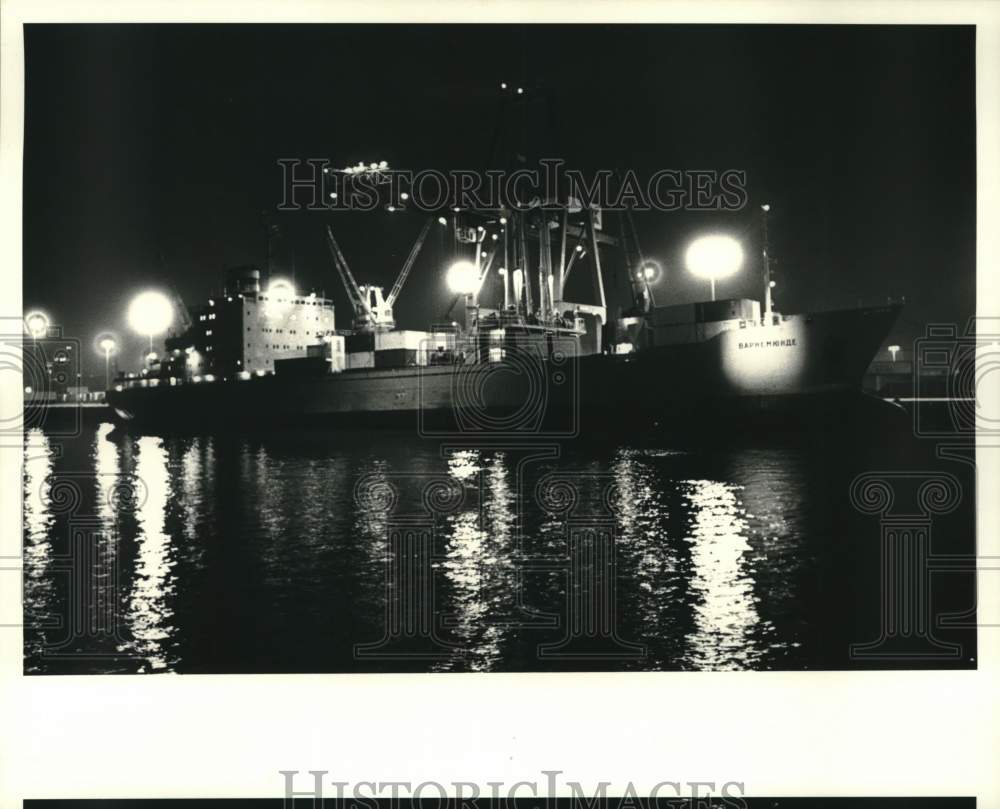 1980 Press Photo Russian Ship Warnemunde from Tug Boat France at Wharf- Historic Images