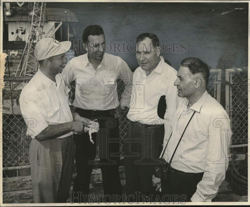 1960 Press Photo Russian delegation and other officials visit oil platform
