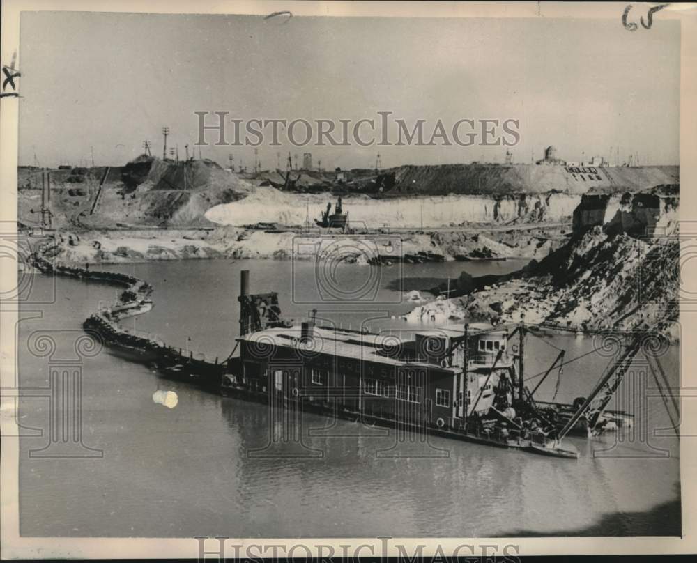 1958 Press Photo Suction dredge mining operation in Kursk, Russia. - noc28616