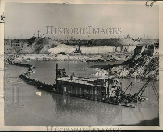 1958 Press Photo Suction dredge mining operation in Kursk, Russia. - noc28616