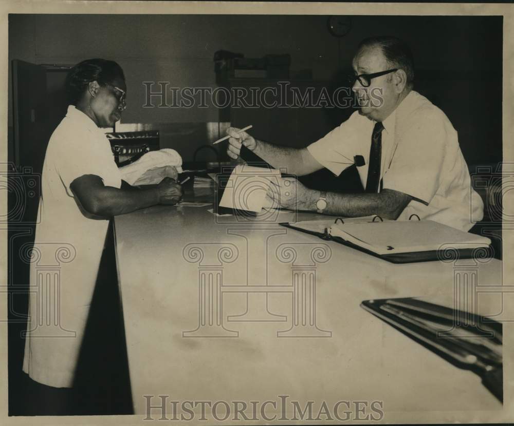1969 Press Photo Albert Russell and Miss Amelia Gary at Registrar of Votes