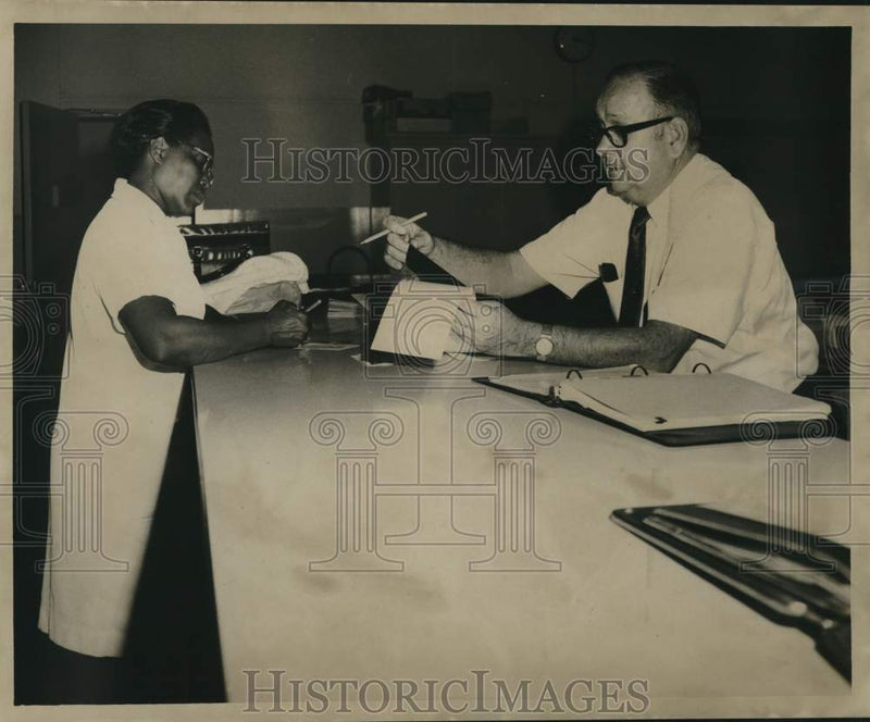 Load image into Gallery viewer, 1969 Press Photo Albert Russell and Miss Amelia Gary at Registrar of Votes

