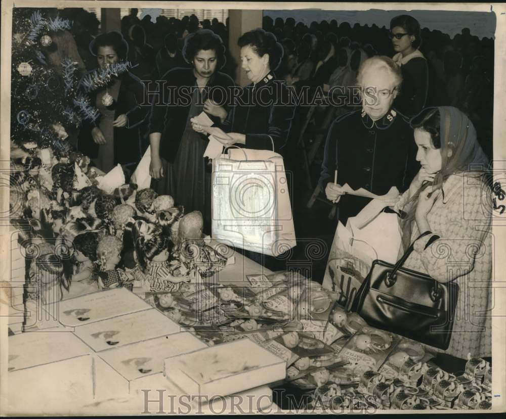 1964 Press Photo Salvation Army Volunteers Assist Selection of Gifts at Center
