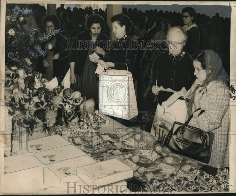 Load image into Gallery viewer, 1964 Press Photo Salvation Army Volunteers Assist Selection of Gifts at Center

